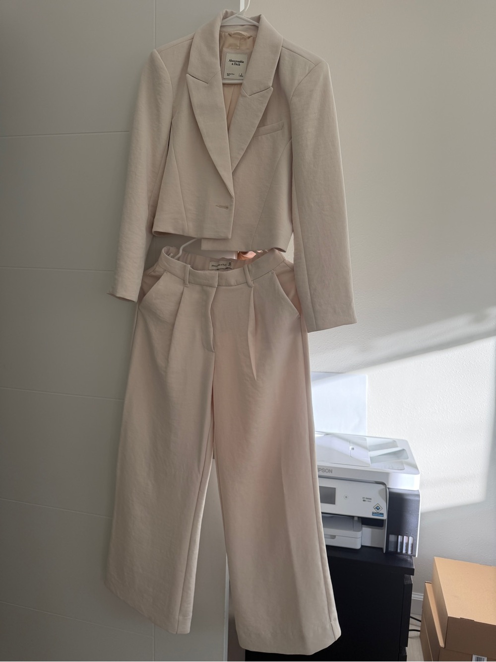 Abercrombie & Fitch Cream Cropped Blazer with Wide-Leg Trousers